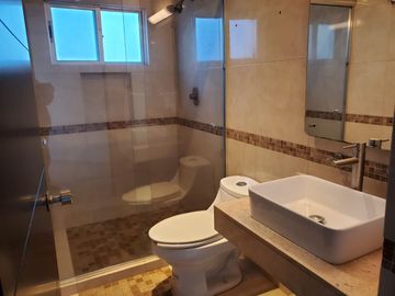 VENTA DE EXCELENTE CASA AMUEBLADA UBICADA A 5 MIN. DE LA ZONA INDUSTRIAL!!!