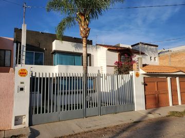VENTA DE EXCELENTE CASA AMUEBLADA UBICADA A 5 MIN. DE LA ZONA INDUSTRIAL!!!