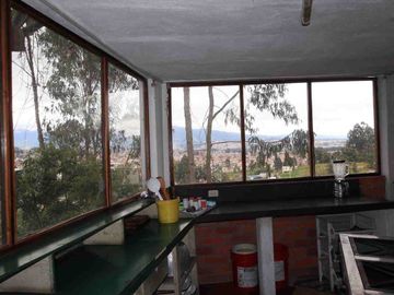 CASA Y AMPLIO TERRENO EN CARMEN DE GUZHO