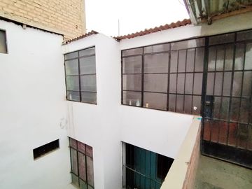 CASA DE 3 PISOS  IDEAL PARA ALQUILAR