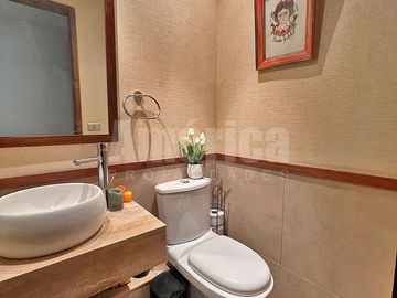 ¡Vive en un exclusivo condominio en Las Perdices, La Reina! 🏡 Departamento de 3 dormitorios, terrazas, piscina, gimnasio y excelente conectividad 🚇