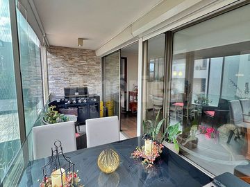 ¡Vive en un exclusivo condominio en Las Perdices, La Reina! 🏡 Departamento de 3 dormitorios, terrazas, piscina, gimnasio y excelente conectividad 🚇