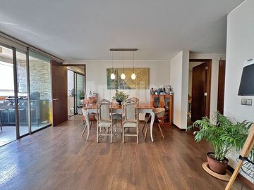 ¡Vive en un exclusivo condominio en Las Perdices, La Reina! 🏡 Departamento de 3 dormitorios, terrazas, piscina, gimnasio y excelente conectividad 🚇