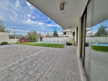 ¡Vive en un exclusivo condominio en Las Perdices, La Reina! 🏡 Departamento de 3 dormitorios, terrazas, piscina, gimnasio y excelente conectividad 🚇