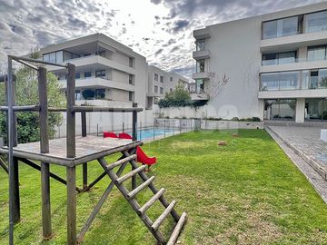 ¡Vive en un exclusivo condominio en Las Perdices, La Reina! 🏡 Departamento de 3 dormitorios, terrazas, piscina, gimnasio y excelente conectividad 🚇