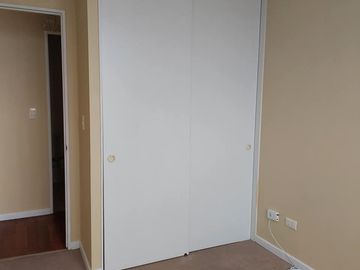Vendo acogedor y luminoso departamento en Valparaíso, 2 dormitorios 2 baños, 1 esracionamiento UF 2450