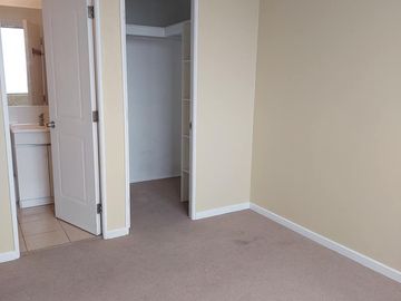 Vendo acogedor y luminoso departamento en Valparaíso, 2 dormitorios 2 baños, 1 esracionamiento UF 2450