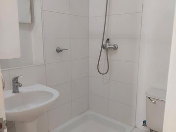 Vendo acogedor y luminoso departamento en Valparaíso, 2 dormitorios 2 baños, 1 esracionamiento UF 2450
