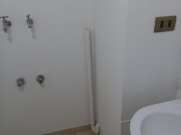 Vendo acogedor y luminoso departamento en Valparaíso, 2 dormitorios 2 baños, 1 esracionamiento UF 2450