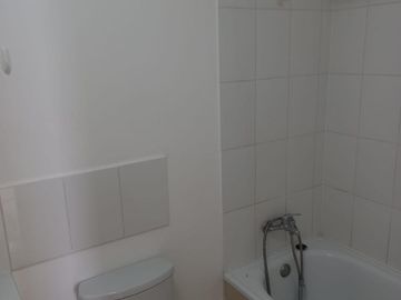 Vendo acogedor y luminoso departamento en Valparaíso, 2 dormitorios 2 baños, 1 esracionamiento UF 2450