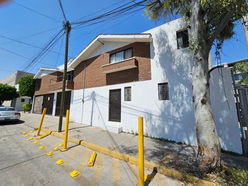 Propiedad  ideal para clínica,  consultorios, despachos u oficinas con  2 locales comerciales.