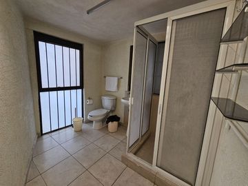 Propiedad  ideal para clínica,  consultorios, despachos u oficinas con  2 locales comerciales.