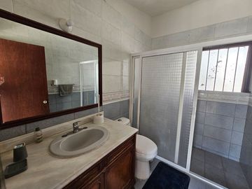 Propiedad  ideal para clínica,  consultorios, despachos u oficinas con  2 locales comerciales.