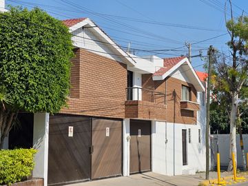 Propiedad  ideal para clínica,  consultorios, despachos u oficinas con  2 locales comerciales.