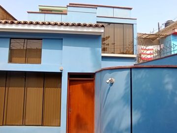 CASA URBANA FRENTE A PARQUE
