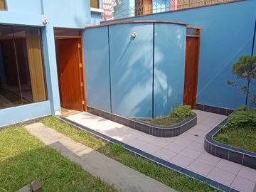 CASA URBANA FRENTE A PARQUE