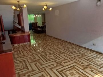 CASA URBANA FRENTE A PARQUE