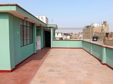 CASA URBANA FRENTE A PARQUE