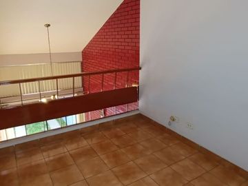 CASA URBANA FRENTE A PARQUE