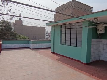 CASA URBANA FRENTE A PARQUE
