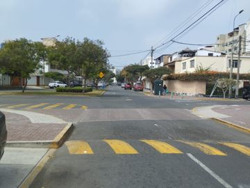 VENTA DE AMPLIA CASA 237M2 - 3 PISOS + MINIDEPARTAMENTO -  URB. SAN ANTONIO MIRAFLORES