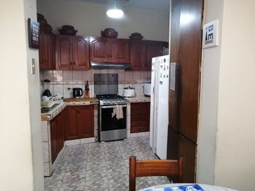 VENTA DE AMPLIA CASA 237M2 - 3 PISOS + MINIDEPARTAMENTO -  URB. SAN ANTONIO MIRAFLORES