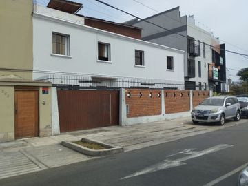 VENTA DE AMPLIA CASA 237M2 - 3 PISOS + MINIDEPARTAMENTO -  URB. SAN ANTONIO MIRAFLORES