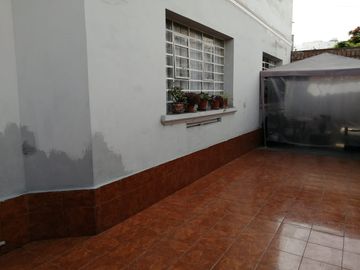 VENTA DE AMPLIA CASA 237M2 - 3 PISOS + MINIDEPARTAMENTO -  URB. SAN ANTONIO MIRAFLORES