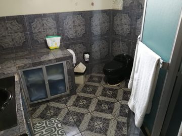 VENTA DE AMPLIA CASA 237M2 - 3 PISOS + MINIDEPARTAMENTO -  URB. SAN ANTONIO MIRAFLORES