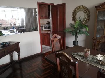 VENTA DE AMPLIA CASA 237M2 - 3 PISOS + MINIDEPARTAMENTO -  URB. SAN ANTONIO MIRAFLORES