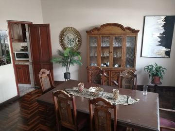 VENTA DE AMPLIA CASA 237M2 - 3 PISOS + MINIDEPARTAMENTO -  URB. SAN ANTONIO MIRAFLORES