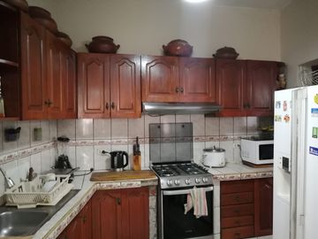 VENTA DE AMPLIA CASA 237M2 - 3 PISOS + MINIDEPARTAMENTO -  URB. SAN ANTONIO MIRAFLORES