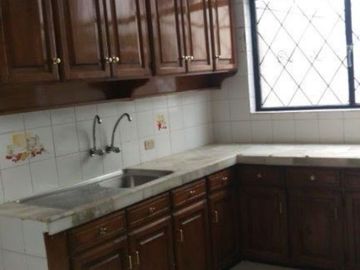 Se vende en buenas condiciones habitables, casa ubicada en uno de los sectores privilegiados de Quito.