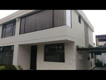 Se vende en buenas condiciones habitables, casa ubicada en uno de los sectores privilegiados de Quito.