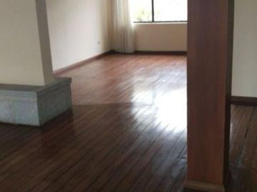 Se vende en buenas condiciones habitables, casa ubicada en uno de los sectores privilegiados de Quito.