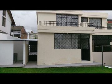 Se vende en buenas condiciones habitables, casa ubicada en uno de los sectores privilegiados de Quito.