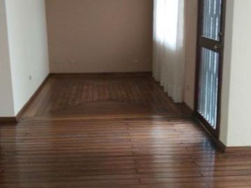 Se vende en buenas condiciones habitables, casa ubicada en uno de los sectores privilegiados de Quito.