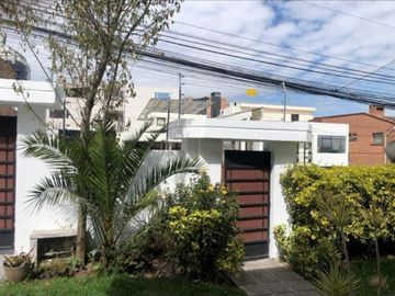 Se vende en buenas condiciones habitables, casa ubicada en uno de los sectores privilegiados de Quito.