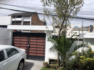 Se vende en buenas condiciones habitables, casa ubicada en uno de los sectores privilegiados de Quito.