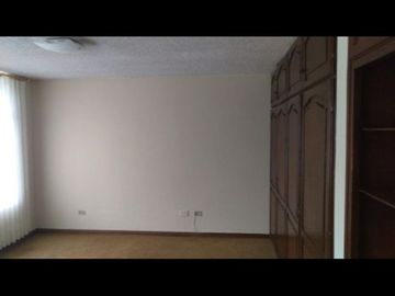 Se vende en buenas condiciones habitables, casa ubicada en uno de los sectores privilegiados de Quito.