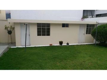 Se vende en buenas condiciones habitables, casa ubicada en uno de los sectores privilegiados de Quito.
