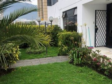 Se vende en buenas condiciones habitables, casa ubicada en uno de los sectores privilegiados de Quito.