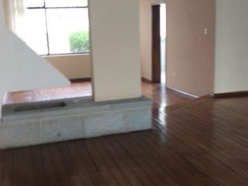 Se vende en buenas condiciones habitables, casa ubicada en uno de los sectores privilegiados de Quito.