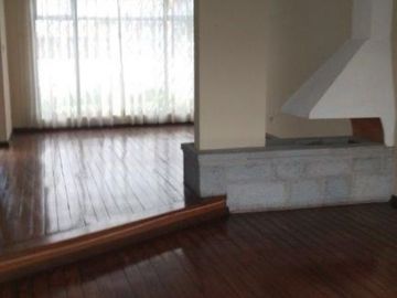 Se vende en buenas condiciones habitables, casa ubicada en uno de los sectores privilegiados de Quito.