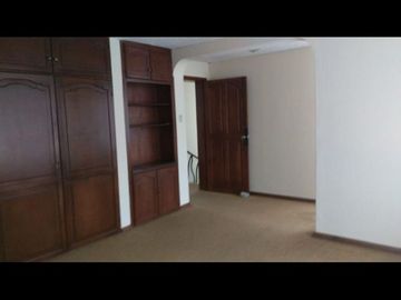 Se vende en buenas condiciones habitables, casa ubicada en uno de los sectores privilegiados de Quito.