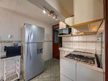 VENDO LINDO Y ACOGEDOR DEPARTAMENTO EN EL CORAZÓN DE MIRAFLORES CON VISTA EXTERIOR