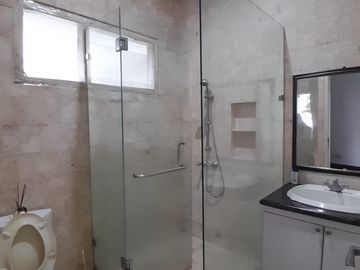 Dijual Rumah Bagus, Asri, 2 Lt, Semi Furnish, Strategis, Bebas Banjir, Bintaro
