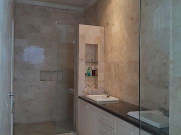 Dijual Rumah Bagus, Asri, 2 Lt, Semi Furnish, Strategis, Bebas Banjir, Bintaro