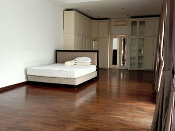 Dijual Rumah Bagus, Asri, 2 Lt, Semi Furnish, Strategis, Bebas Banjir, Bintaro