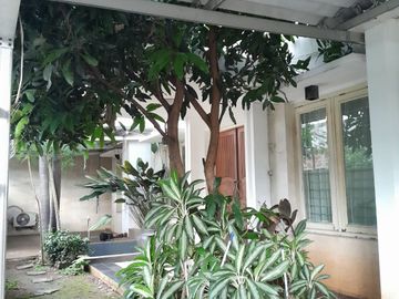 Dijual Rumah Bagus, Asri, 2 Lt, Semi Furnish, Strategis, Bebas Banjir, Bintaro